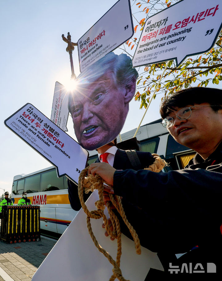 [경주=뉴시스] 이무열 기자 = 29일 경북 경주시 동천동 구황교 인근에서 2025 APEC 반대 국제민중행동 조직위원회 관계자들이 트럼프 방한 규탄! 기자회견에서 “노 트럼프” 퍼포먼스를 하고 있다. 2025.10.29. lmy@newsis.com