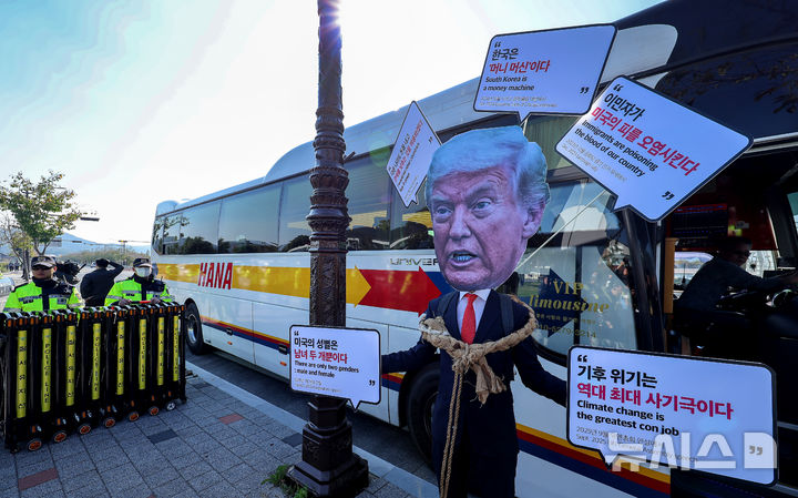 [경주=뉴시스] 이무열 기자 = 29일 경북 경주시 동천동 구황교 인근에서 2025 APEC 반대 국제민중행동 조직위원회 관계자들이 트럼프 방한 규탄! 기자회견에서 “노 트럼프” 퍼포먼스를 하고 있다. 2025.10.29. lmy@newsis.com