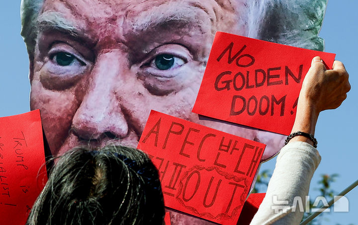 [경주=뉴시스] 이무열 기자 = 29일 경북 경주시 동천동 구황교 인근에서 2025 APEC 반대 국제민중행동 조직위원회 관계자들이 트럼프 방한 규탄! 기자회견에서 트럼프 가면에 ‘레드카드’를 붙이는 퍼포먼스를 하고 있다. 2025.10.29. lmy@newsis.com