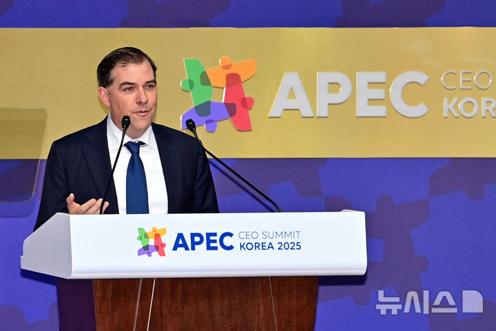 [경주=뉴시스] 추상철 기자 = 맷 가먼 AWS CEO가 29일 경북 경주예술의전당에서 열린 아시아태평양경제협력체(APEC) CEO 써밋에서 주제발표를 하고 있다. (공동취재) 2025.10.29. photo@newsis.com