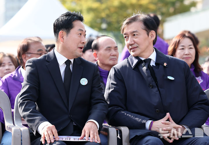 [서울=뉴시스] 김명원 기자 = 장동혁(왼쪽) 국민의힘 대표와 조국 조국혁신당 비상대책위원장이 지난달 29일 서울 종로구 광화문광장에서 열린 10.29 이태원 참사 3주기 기억식에서 대화하고 있다. (공동취재) 2025.10.29. photo@newsis.com