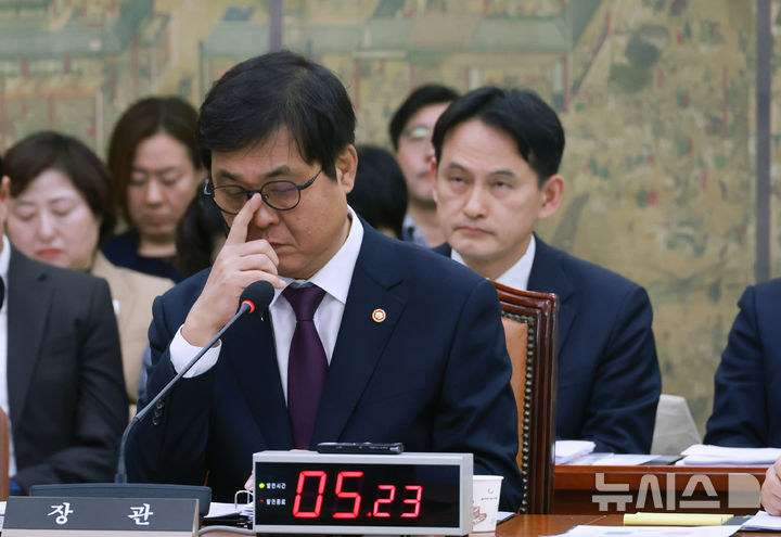 [서울=뉴시스] 고승민 기자 = 최휘영 문화체육관광부 장관이 29일 서울 여의도 국회에서 열린 문화체육관광위원회의 문화체육관광부, 국가유산청 등 종합감사에서 안경을 고쳐 쓰고 있다. 오른쪽은 황성운 문체부 기조실장. 2025.10.29. kkssmm99@newsis.com
