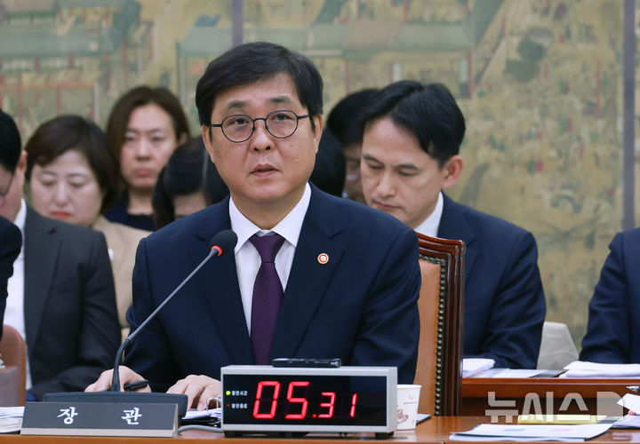 [서울=뉴시스] 고승민 기자 = 최휘영 문화체육관광부 장관이 29일 서울 여의도 국회에서 열린 문화체육관광위원회의 문화체육관광부, 국가유산청 등 종합감사에서 의원 질의에 답하고 있다. 2025.10.29. kkssmm99@newsis.com