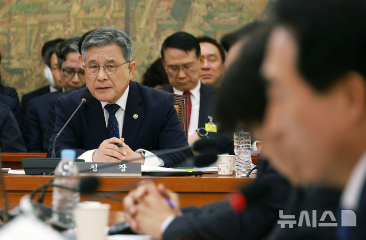 [서울=뉴시스] 고승민 기자 = 허민 국가유산청장이 29일 서울 여의도 국회에서 열린 문화체육관광위원회의 문화체육관광부, 국가유산청 등 종합감사에서 의원 질의에 답하고 있다. 2025.10.29. kkssmm99@newsis.com