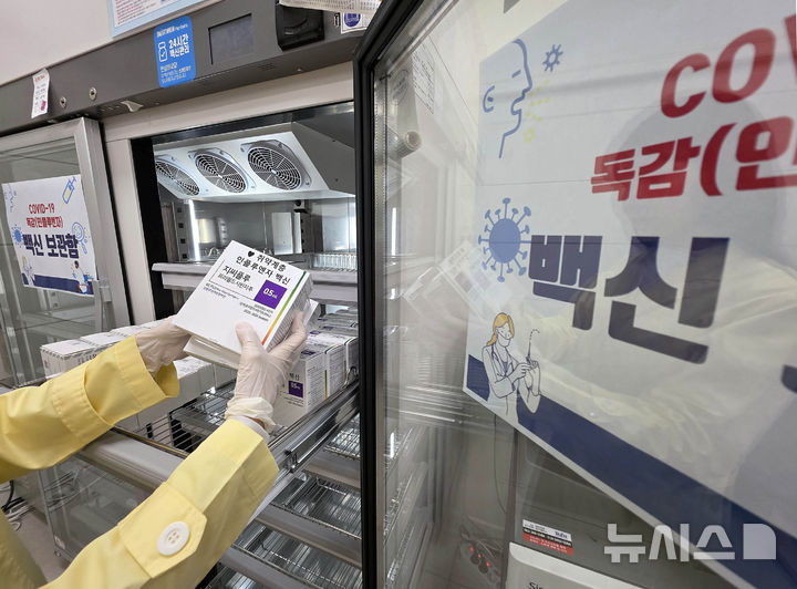 [광주=뉴시스] 지난해 10월 29일 광주 북구보건소 접종실에서 직원이 코로나19백신과 독감(인플루엔자) 백신 수량을 확인하고 있는 모습. (사진=뉴시스 DB) 2025.10.29. photo@newsis.com