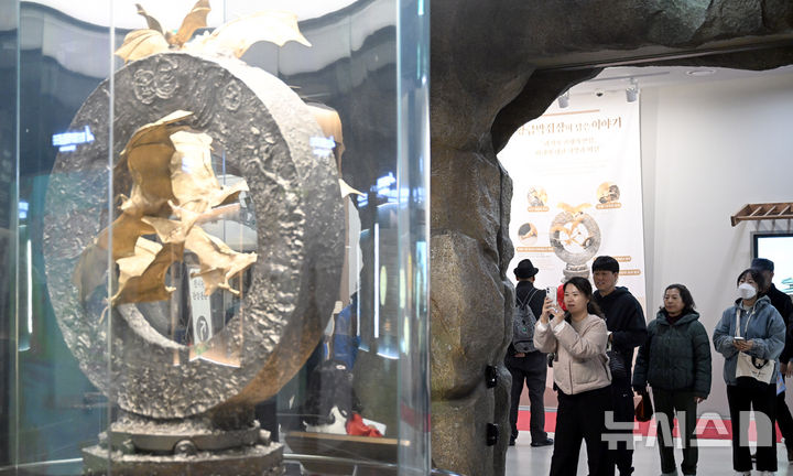 [함평=뉴시스] 이현행 기자 = 29일 전남 함평군 함평엑스포공원 추억공작소에 설치된 '함평천지 대황금박쥐' 조형물. 2025.10.29. lhh@newsis.com