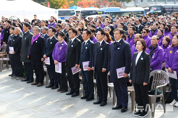 [서울=뉴시스] 황준선 기자 = 29일 오전 서울 종로구 광화문광장에서 열린 10.29 이태원 참사 3주기 기억식에서 참석자들이 애국가를 제창하고 있다. 2025.10.29. hwang@newsis.com
