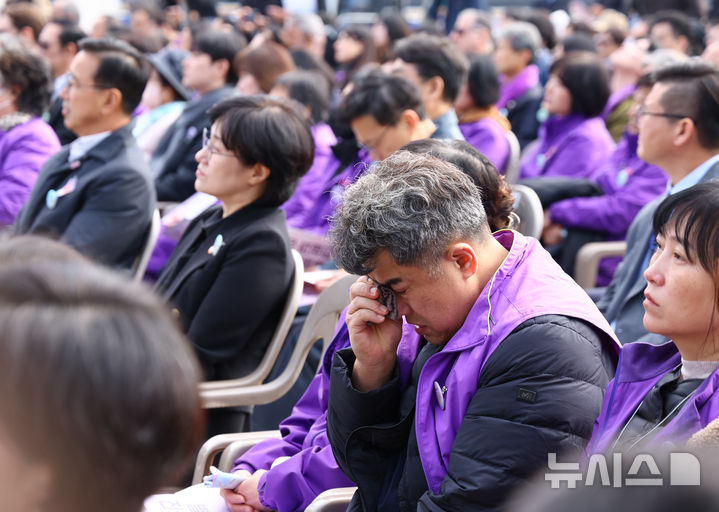 [서울=뉴시스] 황준선 기자 = 지난해 10월 29일 오전 서울 종로구 광화문광장에서 열린 10.29 이태원 참사 3주기 기억식에서 유가족이 눈물을 훔치고 있다. 2025.10.29. hwang@newsis.com