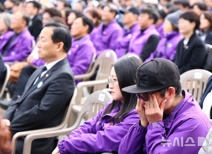 [서울=뉴시스] 황준선 기자 = 29일 오전 서울 종로구 광화문광장에서 열린 10.29 이태원 참사 3주기 기억식에서 유가족이 눈물을 훔치고 있다. 2025.10.29. hwang@newsis.com
