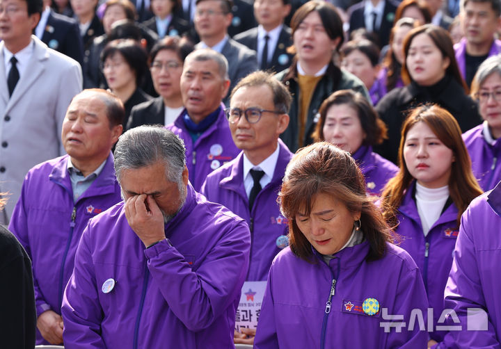 [서울=뉴시스] 황준선 기자 = 29일 오전 서울 종로구 광화문광장에서 열린 10.29 이태원 참사 3주기 기억식에서 유가족이 눈물을 훔치고 있다. 2025.10.29. hwang@newsis.com