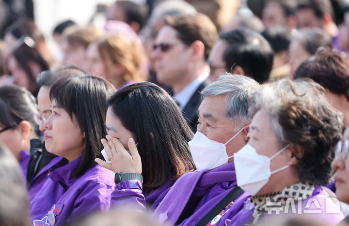 [서울=뉴시스] 황준선 기자 = 29일 오전 서울 종로구 광화문광장에서 열린 10.29 이태원 참사 3주기 기억식에서 유가족이 눈물을 훔치고 있다. 2025.10.29. hwang@newsis.com