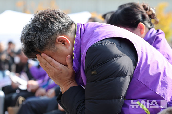 [서울=뉴시스] 황준선 기자 = 29일 오전 서울 종로구 광화문광장에서 열린 10.29 이태원 참사 3주기 기억식에서 유가족이 눈물을 훔치고 있다. 2025.10.29. hwang@newsis.com