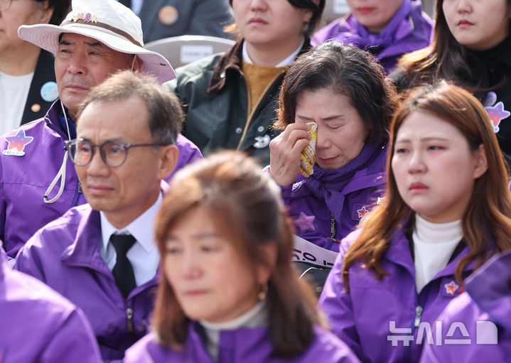 [서울=뉴시스] 황준선 기자 = 29일 오전 서울 종로구 광화문광장에서 열린 10.29 이태원 참사 3주기 기억식에서 유가족이 눈물을 훔치고 있다. 2025.10.29. hwang@newsis.com