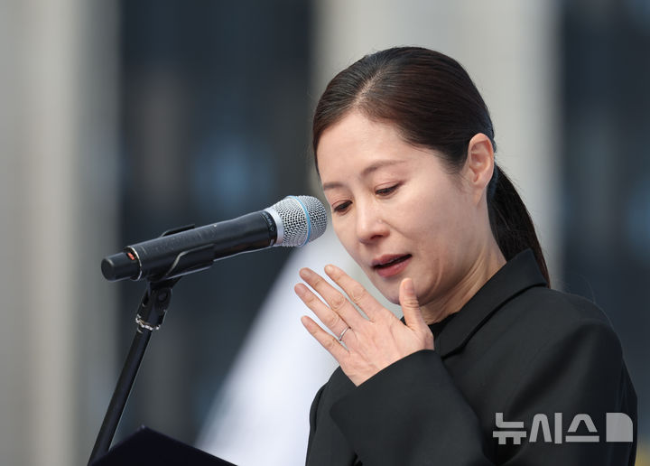 [서울=뉴시스] 황준선 기자 = 배우 문소리가 29일 오전 서울 종로구 광화문광장에서 열린 10.29 이태원 참사 3주기 기억식에서 추모사를 하고 있다. 2025.10.29. hwang@newsis.com