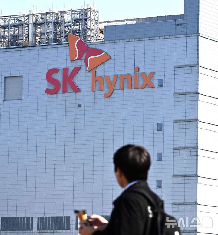 [이천=뉴시스] 김종택 기자 = 사진은 이날 경기 이천시 SK 하이닉스 본사 모습. 2025.10.29. jtk@newsis.com