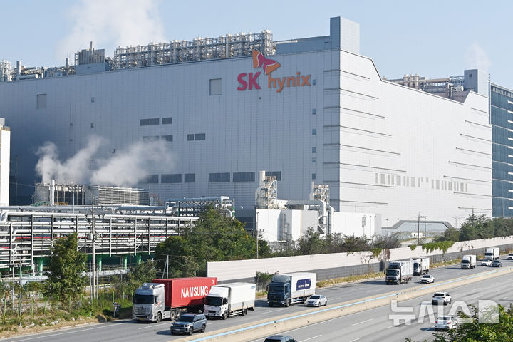 [이천=뉴시스] 김종택 기자 = SK하이닉스는 HBM(고대역폭메모리) 시장에서 쌓은 기술력을 앞세워 올해 3분기 영업이익이 창사 이래 최초로 10조원을 넘어섰다.SK하이닉스는 올해 3분기 매출액 24조4489억원, 영업이익 11조3834억원의 경영실적을 기록했다고 29일 밝혔다. 영업이익률은 무려 47%에 달한다.사진은 이날 경기 이천시 SK 하이닉스 본사 모습. 2025.10.29. jtk@newsis.com