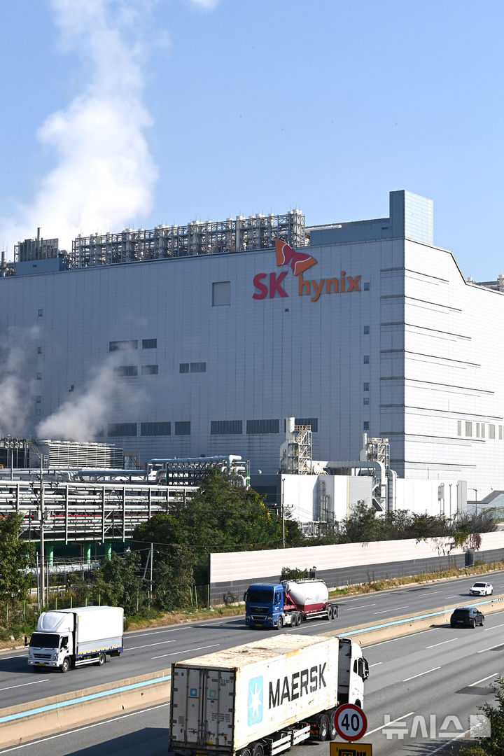 [이천=뉴시스] 김종택 기자 = 경기 이천시 SK 하이닉스 본사 모습. 2025.10.29. jtk@newsis.com