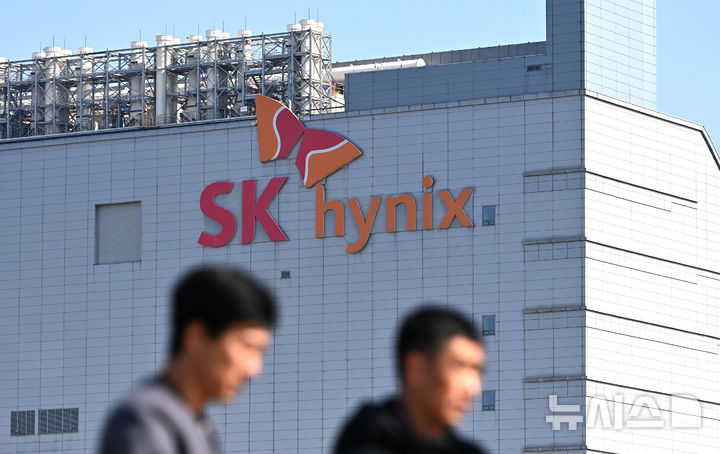 [이천=뉴시스] 김종택 기자 = SK하이닉스는 HBM(고대역폭메모리) 시장에서 쌓은 기술력을 앞세워 올해 3분기 영업이익이 창사 이래 최초로 10조원을 넘어섰다.SK하이닉스는 올해 3분기 매출액 24조4489억원, 영업이익 11조3834억원의 경영실적을 기록했다고 29일 밝혔다. 영업이익률은 무려 47%에 달한다.사진은 이날 경기 이천시 SK 하이닉스 본사 모습. 2025.10.29. jtk@newsis.com