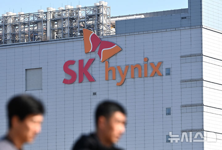 [이천=뉴시스] 김종택 기자 = SK하이닉스는 HBM(고대역폭메모리) 시장에서 쌓은 기술력을 앞세워 올해 3분기 영업이익이 창사 이래 최초로 10조원을 넘어섰다.SK하이닉스는 올해 3분기 매출액 24조4489억원, 영업이익 11조3834억원의 경영실적을 기록했다고 29일 밝혔다. 영업이익률은 무려 47%에 달한다.사진은 이날 경기 이천시 SK 하이닉스 본사 모습. 2025.10.29. jtk@newsis.com
