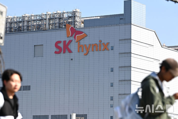 [이천=뉴시스] 김종택 기자 = 경기 이천시 SK 하이닉스 본사 모습. 2025.10.29. jtk@newsis.com