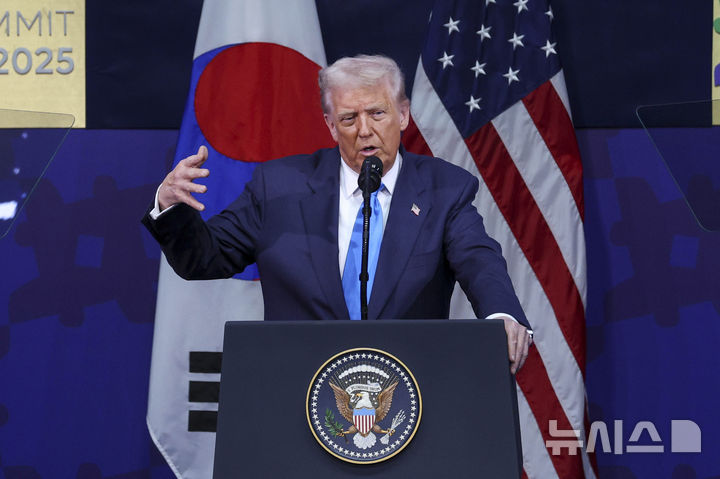 [경주=뉴시스] 추상철 기자 = 도널드 트럼프 미국 대통령이 29일 경북 경주예술의전당에서 열린 아시아태평양경제협력체(APEC) CEO 써밋에서 특별연설을 하고 있다. (공동취재) 2025.10.29. photo@newsis.com