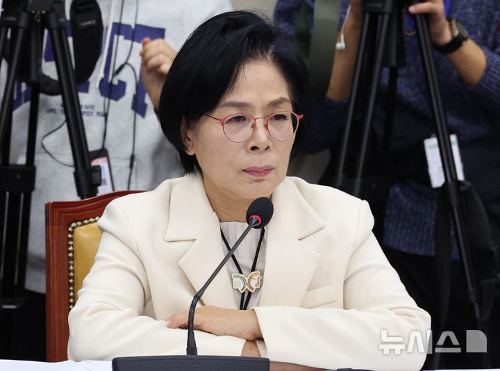 [서울=뉴시스] 김금보 기자 = 최민희 국회 과학기술정보방송통신위원회 위원장이 29일 서울 여의도 국회에서 열린 과학기술정보통신부 등에 대한 국정감사에서 의원 질의를 듣고 있다. 2025.10.29. kgb@newsis.com