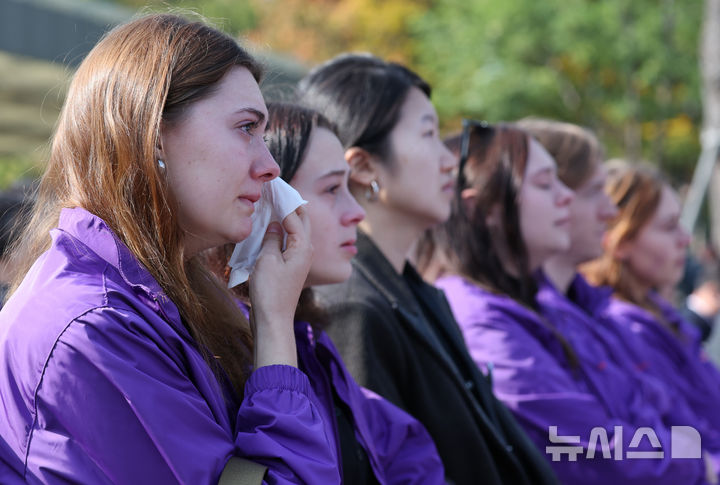 [서울=뉴시스] 황준선 기자 = 29일 오전 서울 종로구 광화문광장에서 열린 10.29 이태원 참사 3주기 기억식에서 외국인 희생자 유가족들이 눈물을 흘리고 있다. 2025.10.29. hwang@newsis.com
