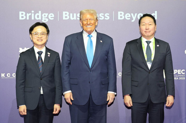 [서울=뉴시스] 도널드 트럼프 미국 대통령이 29일 경북 경주예술의전당에서 열린 아시아태평양경제협력체(APEC) CEO 써밋에서 특별연설을 하기 앞서 김정관 산업통상자원부 장관, 최태원 대한상공회의소 회장과 기념촬영 하고 있다. (사진=대한상공회의소 제공) 2025.10.29. photo@newsis.com *재판매 및 DB 금지