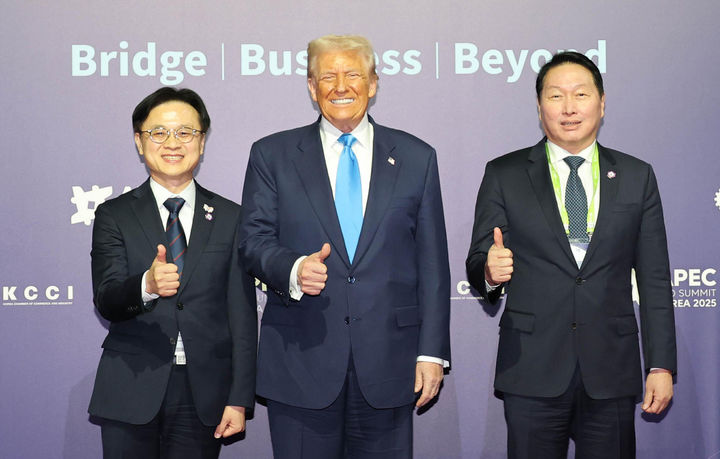 [서울=뉴시스] 도널드 트럼프 미국 대통령이 29일 경북 경주예술의전당에서 열린 아시아태평양경제협력체(APEC) CEO 써밋에서 특별연설을 하기 앞서 김정관 산업통상자원부 장관, 최태원 대한상공회의소 회장과 기념촬영 하고 있다. (사진=대한상공회의소 제공) 2025.10.29. photo@newsis.com *재판매 및 DB 금지