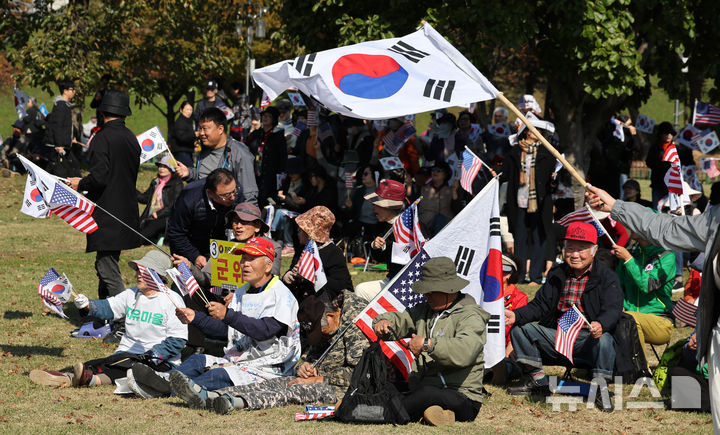 [경주=뉴시스] 이무열 기자 = 29일 경북 경주시 황남동 내남네거리 인근에서 열린 경주 APEC 트럼프 미국 대통령 방한 환영 국민대회에서 참가자들이 태극기와 성조기를 흔들고 있다. 2025.10.29. lmy@newsis.com