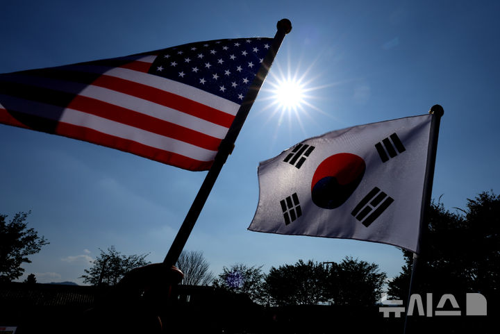 [경주=뉴시스] 이무열 기자 = 29일 경북 경주시 황남동 내남네거리 인근에서 열린 경주 APEC 트럼프 미국 대통령 방한 환영 국민대회에서 참가자들이 태극기와 성조기를 흔들고 있다. 2025.10.29. lmy@newsis.com