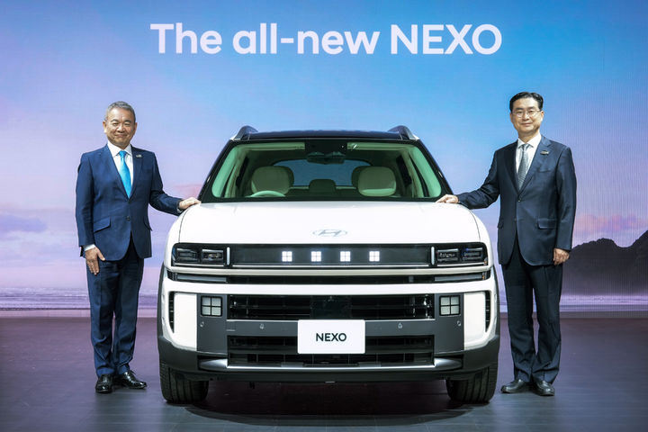 [서울=뉴시스] 현대차일본법인(HMJ) 시메기 토시유키 법인장과 현대차 정유석 부사장이 29일 일본 도쿄 빅 사이트에서 열린 재팬 모빌리티쇼 2025에서 공개된 '디 올 뉴 넥쏘'와 기념촬영 하고 있다. (사진=현대차 제공) 2025.10.29. photo@newsis.com *재판매 및 DB 금지