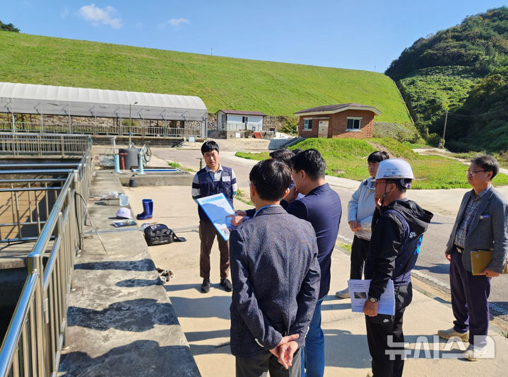 [영광=뉴시스] 전남 영광군이 최근 실시한 연암정수장 위생 관리 실태 점검 모습. (사진=영광군 제공) 2025.12.01. photo@newsis.com *재판매 및 DB 금지