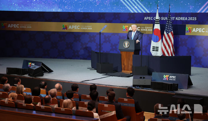 [경주=뉴시스] 추상철 기자 = 도널드 트럼프 미국 대통령이 29일 경북 경주예술의전당에서 열린 아시아태평양경제협력체(APEC) CEO 써밋에서 특별연설을 하고 있다. (공동취재) 2025.10.29. photo@newsis.com