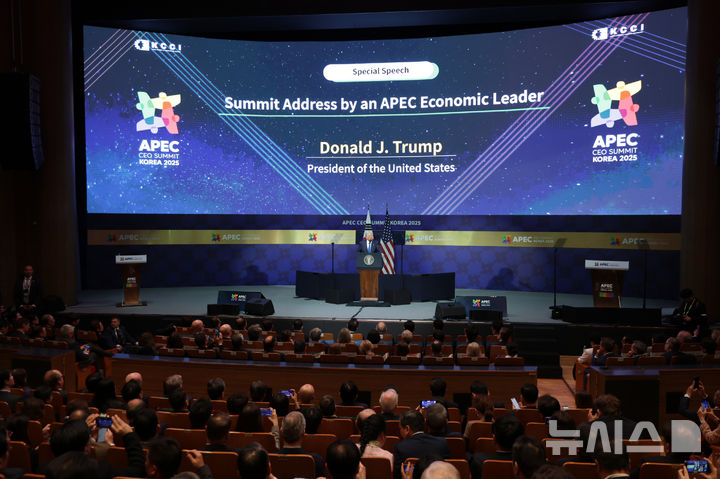 [경주=뉴시스] 추상철 기자 = 도널드 트럼프 미국 대통령이 29일 경북 경주예술의전당에서 열린 아시아태평양경제협력체(APEC) CEO 써밋에서 특별연설을 하고 있다. (공동취재) 2025.10.29. photo@newsis.com