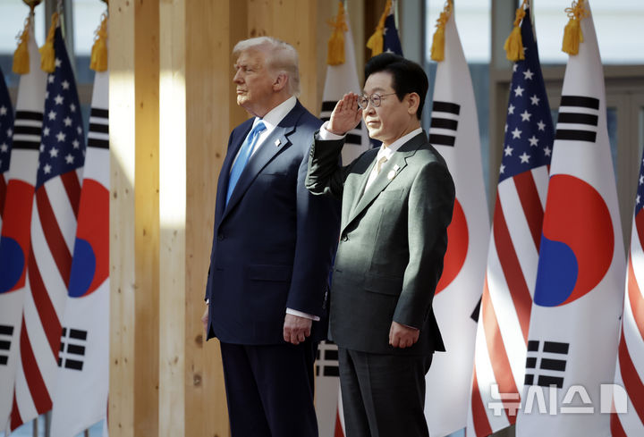 [경주=뉴시스] 최동준 기자 = 이재명 대통령이 29일 경북 경주박물관에서 열린 도널드 트럼프 미국 대통령 공식 환영식에서 거수 경례를 하고 있다. 2025.10.29. photocdj@newsis.com