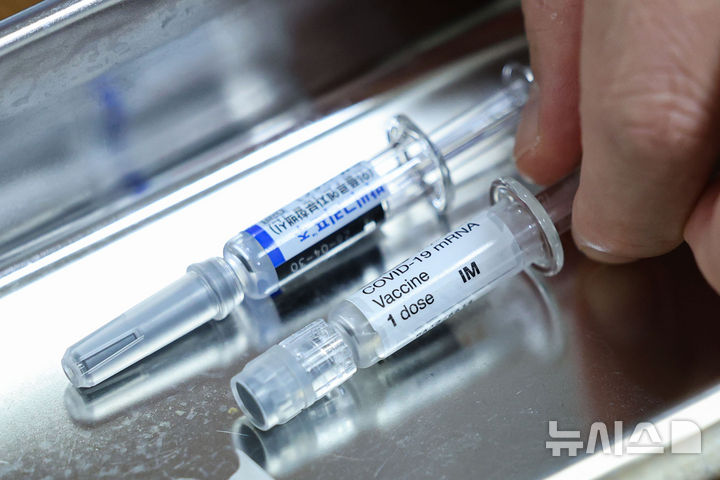 [서울=뉴시스] 권창회 기자 = 지난달 29일 서울 시내 한 이비인후과 의원에 코로나19 백신과 독감 백신이 놓여있다. 2025.10.29. kch0523@newsis.com