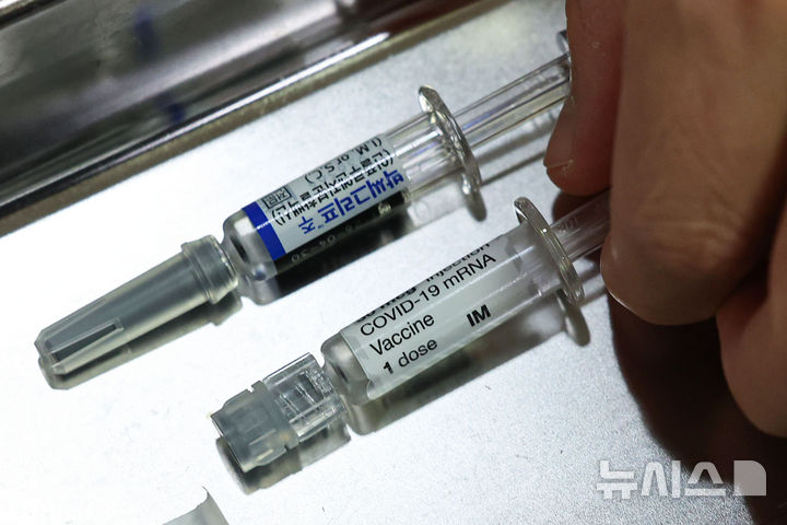 [서울=뉴시스] 권창회 기자 = 29일 서울 시내 한 이비인후과 의원에 코로나19 백신과 독감 백신이 놓여있다. 2025.10.29. kch0523@newsis.com
