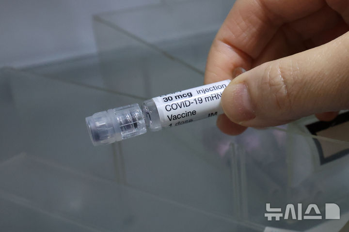 [서울=뉴시스] 서울 시내 한 이비인후과 의원에 코로나19 백신 모습. (사진=뉴시스 DB) 2025.10.29. photo@newsis.com