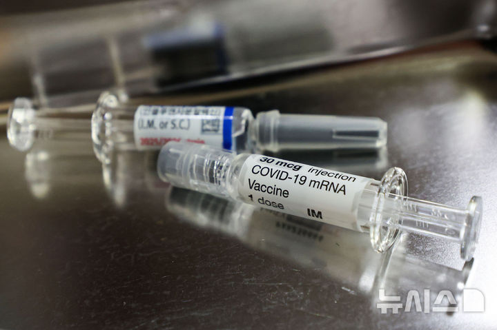 [서울=뉴시스] 지난해 10월 29일 서울 시내 한 이비인후과 의원에 코로나19 백신과 독감 백신이 놓여있는 모습 (사진=뉴시스 DB) 2025.10.29. photo@newsis.com