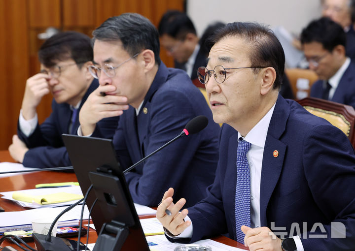 [서울=뉴시스] 김명년 기자 = 김윤덕 국토교통부 장관이 29일 오후 서울 여의도 국회 국토교통위원회에서 열린 국토교통부 등에 대한 국정감사에서 답변하고 있다. 2025.10.29. kmn@newsis.com