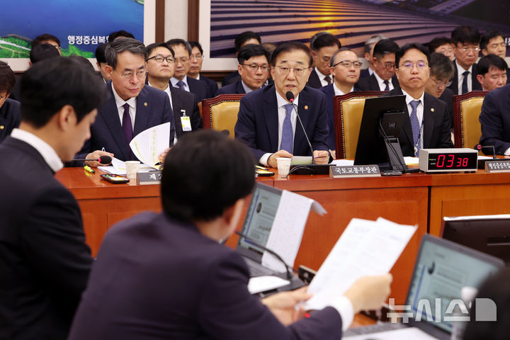 [서울=뉴시스] 김명년 기자 = 김윤덕 국토교통부 장관이 29일 오후 서울 여의도 국회 국토교통위원회에서 열린 국토교통부 등에 대한 국정감사에서 답변하고 있다. 2025.10.29. kmn@newsis.com