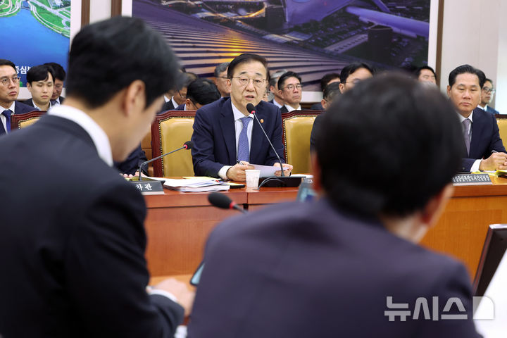 [서울=뉴시스] 김명년 기자 = 김윤덕 국토교통부 장관이 29일 오후 서울 여의도 국회 국토교통위원회에서 열린 국토교통부 등에 대한 국정감사에서 답변하고 있다. 2025.10.29. kmn@newsis.com
