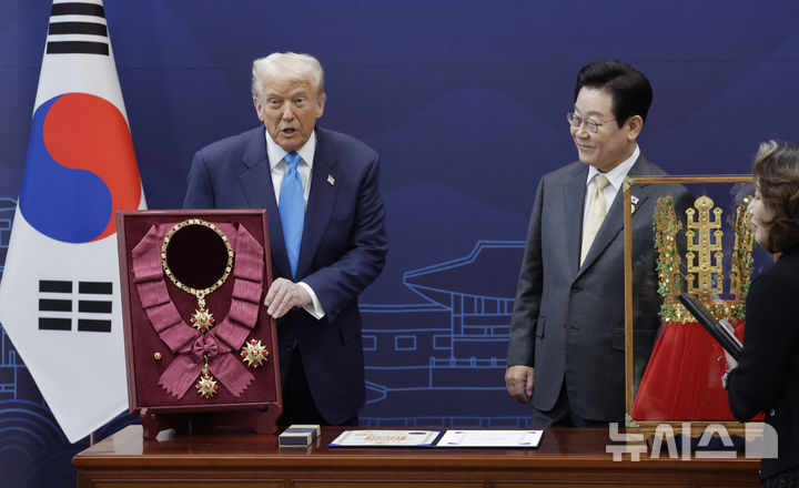 [경주=뉴시스] 최동준 기자 = 이재명 대통령이 29일 경북 경주박물관에서 도널드 트럼프 미국 대통령에게 무궁화 대훈장을 수여하고 있다. 2025.10.29. photocdj@newsis.com