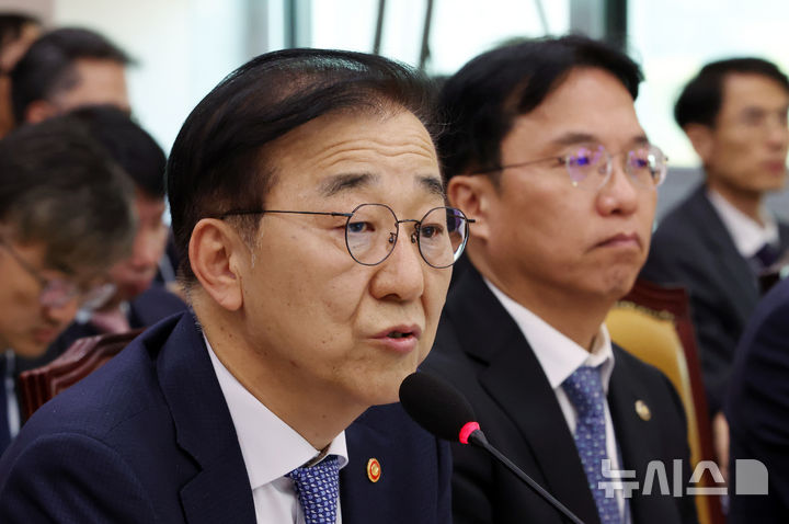 [서울=뉴시스] 김명년 기자 = 김윤덕 국토교통부 장관이 29일 오후 서울 여의도 국회 국토교통위원회에서 열린 국토교통부 등에 대한 국정감사에서 답변하고 있다. 2025.10.29. kmn@newsis.com