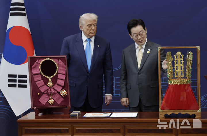 [경주=뉴시스] 최동준 기자 = 이재명 대통령이 29일 경북 경주박물관에서 도널드 트럼프 미국 대통령에게 '금관 모형'을 선물하고 있다. 2025.10.29. photocdj@newsis.com