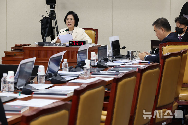 [서울=뉴시스] 김금보 기자 = 29일 오후 서울 여의도 국회에서 열린 과학기술정보방송통신위원회 국정감사에서 대부분의 야당 의원석이 비어 있다. 국민의힘 의원들은 최민희 위원장 사퇴를 요구하며 감사장에서 퇴장했다. 2025.10.29. kgb@newsis.com