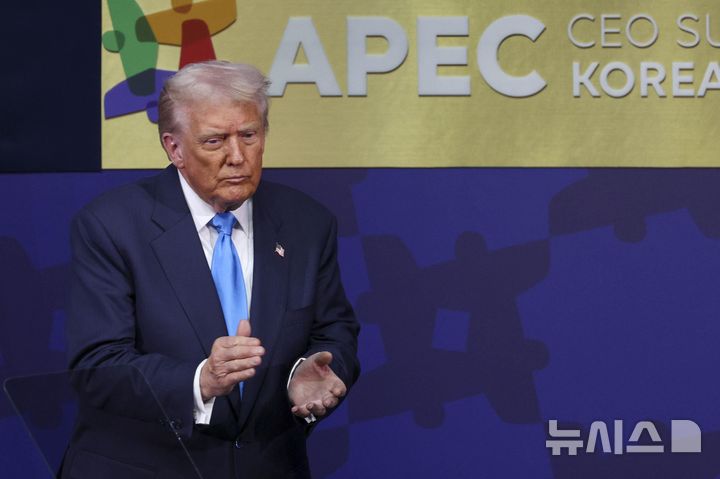 [경주=뉴시스] 추상철 기자 = 도널드 트럼프 미국 대통령이 29일 경북 경주시 경주예술의전당에서 열린 '2025 APEC CEO 서밋'에서 특별 연설을 마친 뒤 박수치고 있다. (공동취재) 2025.10.29. photo@newsis.com