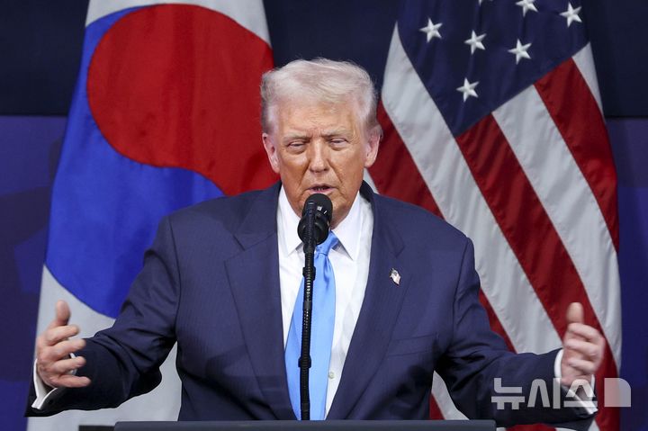 [경주=뉴시스] 추상철 기자 = 도널드 트럼프 미국 대통령이 29일 경북 경주시 경주예술의전당에서 열린 '2025 APEC CEO 서밋'에서 특별 연설을 하고 있다. (공동취재) 2025.10.29. photo@newsis.com
