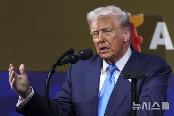 [경주=뉴시스] 추상철 기자 = 도널드 트럼프 미국 대통령이 지난 29일 경북 경주시 경주예술의전당에서 열린 '2025 APEC CEO 서밋'에서 특별 연설을 하고 있다. (공동취재) 2025.10.30. photo@newsis.com